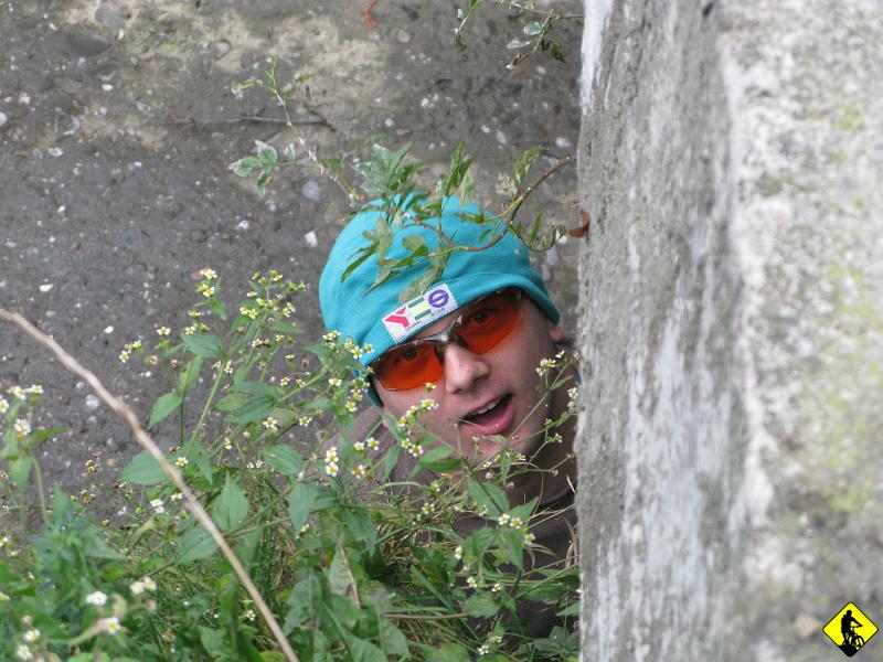 foto 006.jpg - Po krótkiej rozgrzewce (widoczna na dwóch poprzednich zdjęciach :) trzeba ruszyć w towarzystwie mżącego deszczu :( No niestety, przyjechaliśmy, jesteśmy na miejscu, to już nie ma przebacz. Jak widać humory rzadko kiedy nas opuszczają. – bez względu na skład ekipy.